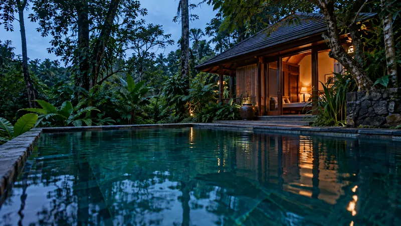 Kolam vila di tengah pepohonan pada malam hari